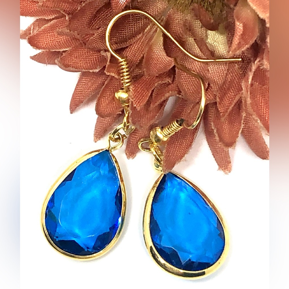 Peacock Blue Faceted Acrylic Water Drop Gold Simple Classic Dangle Earrings NWT